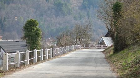 Obnovljena ograja na Miklavičevi cesti